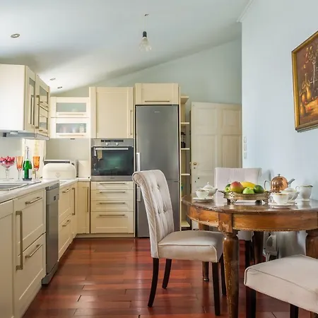 Liston Town House Apartment *